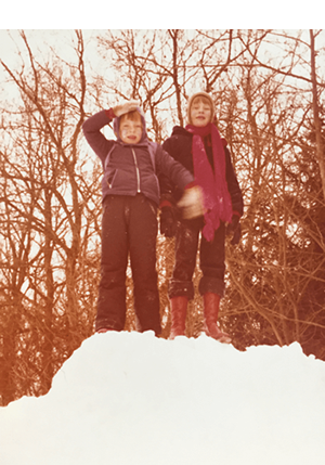 Katrin Burseg mit ihrer Schwester im Winter 1978/1979. 