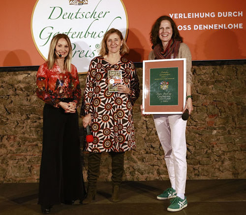 Sabine Platz (rechts) gewann beim Deutschen Gartenbuchpreis 2022 den 2. Platz in der Rubrik »Gartenprosa und Lyrik«. Wir gratulieren!